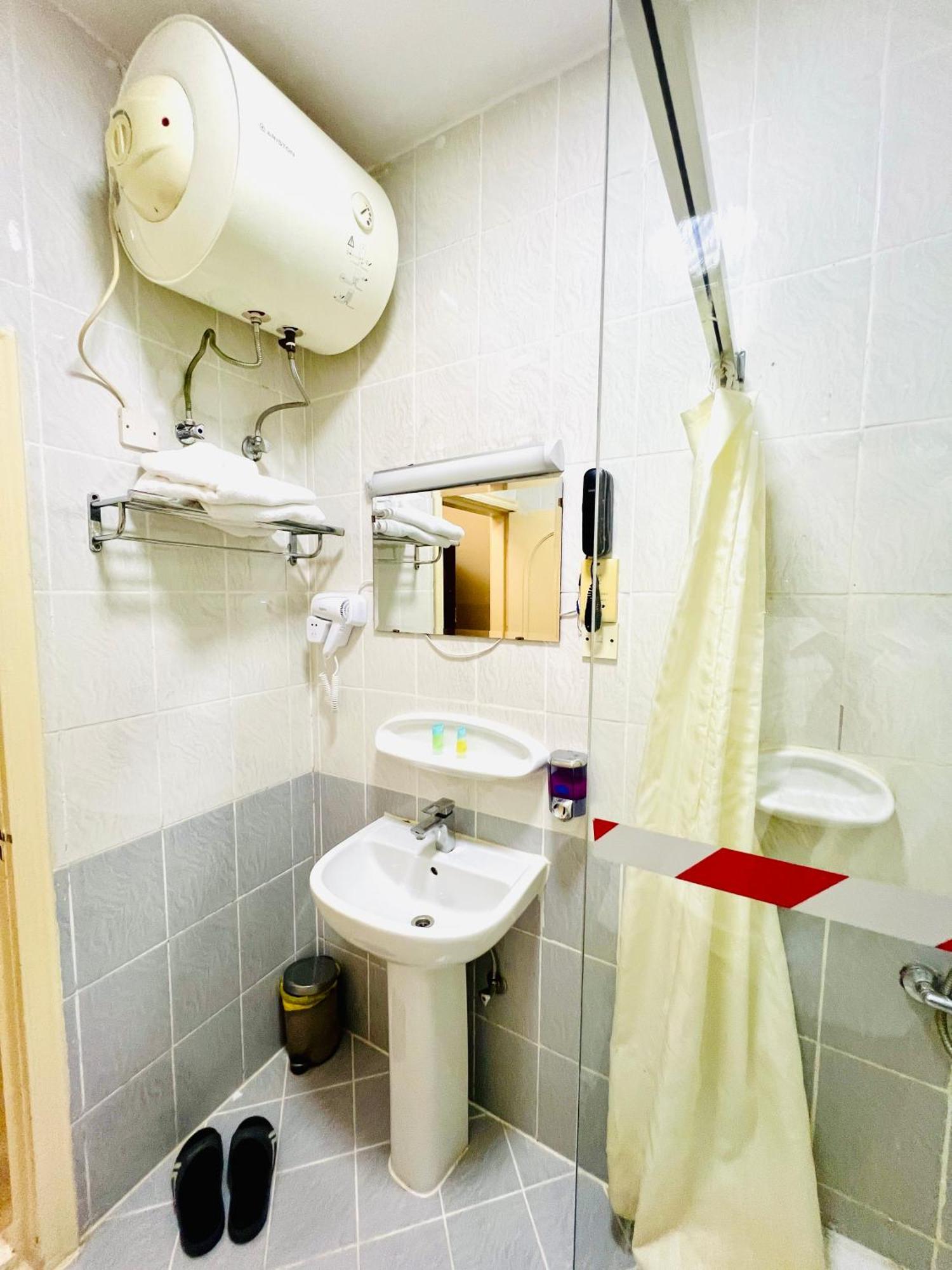 Al Ahrar Hotel ドバイ エクステリア 写真