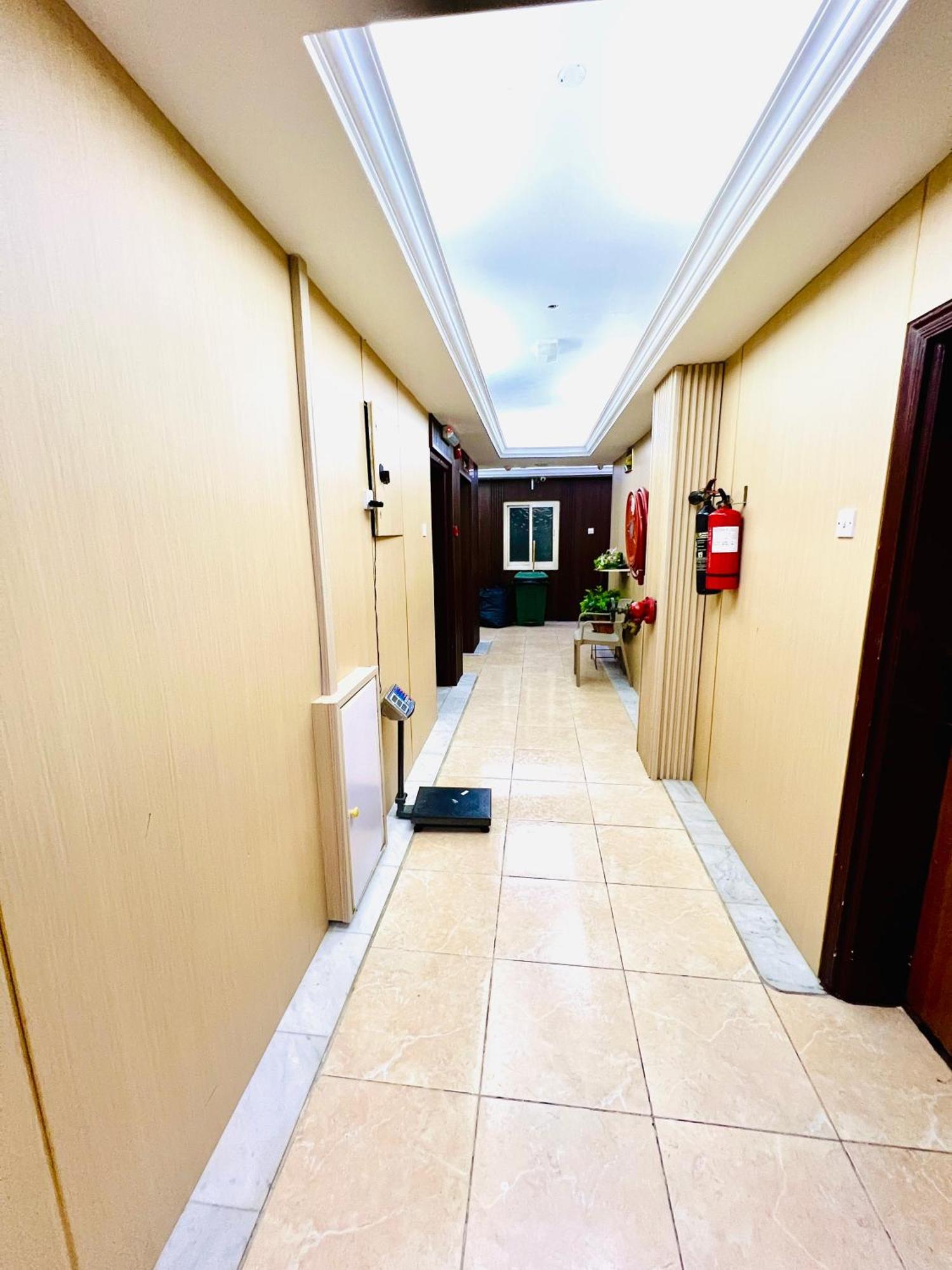 Al Ahrar Hotel ドバイ エクステリア 写真